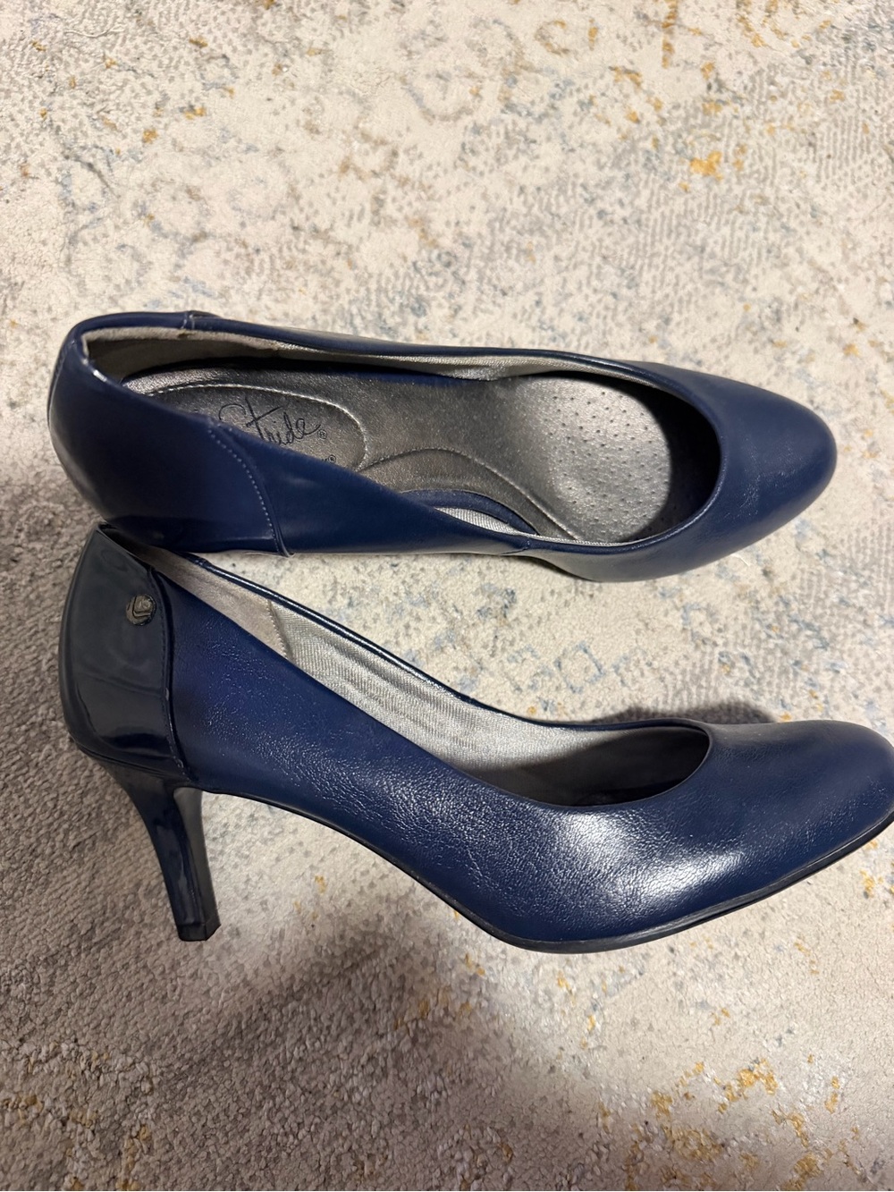 EUC Life Stride Size 9 Classic Navy Women's Pump.